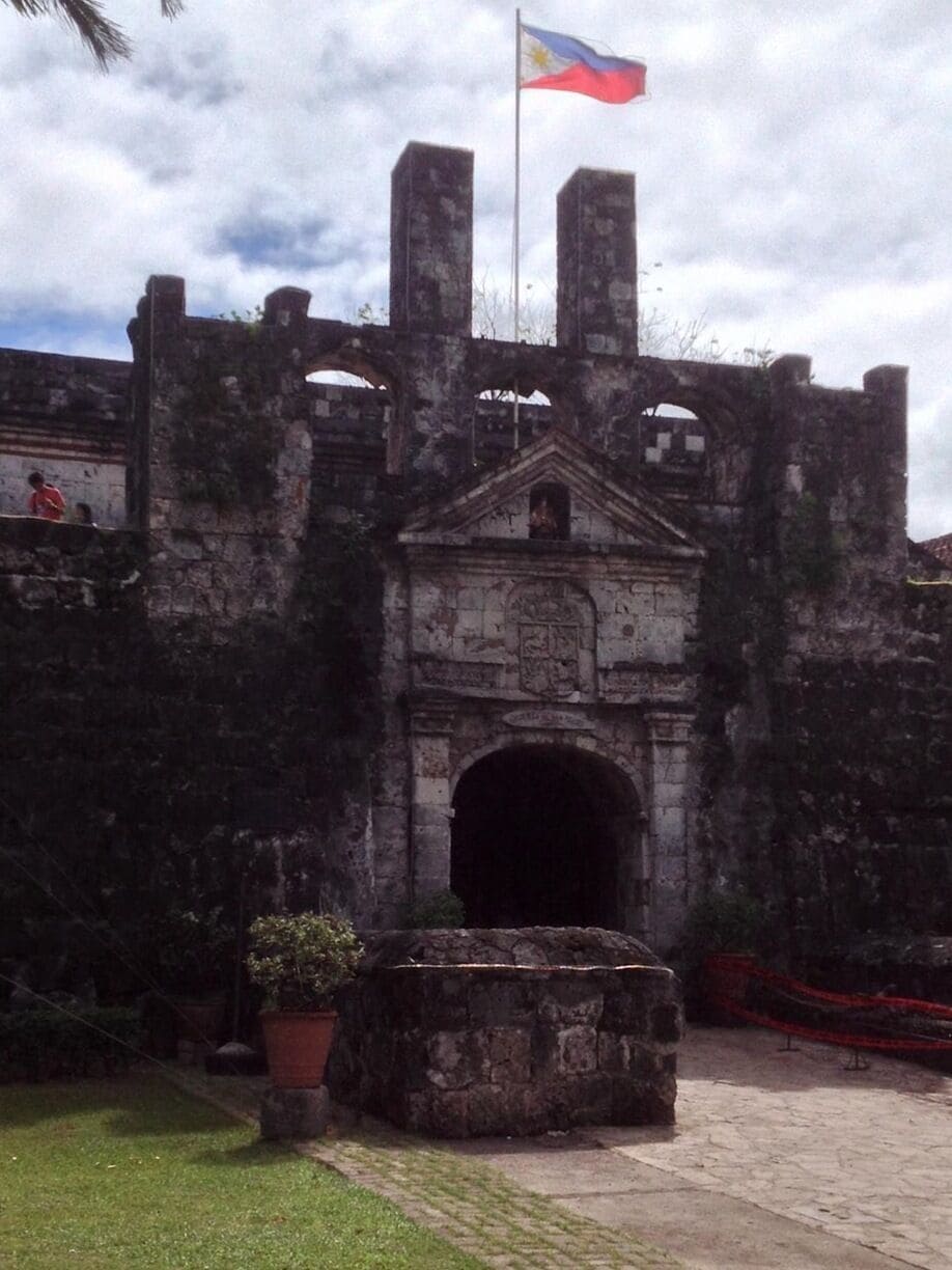 Fort San Pedro is considered to be the oldest fort in the Philippines. This served as a stronghold for Filipino revolutionaries near the end of the 19th century. It was a military defence structure built by the Spaniards and indigenous Cebuano laborers under the command of Miguel Lopez de Legazpi. It is now one of the historical places in the Cebu Island and has become a tourist attraction as well.#itsmorefuninthephilippines#travelblog#philippinehistory#spanishera