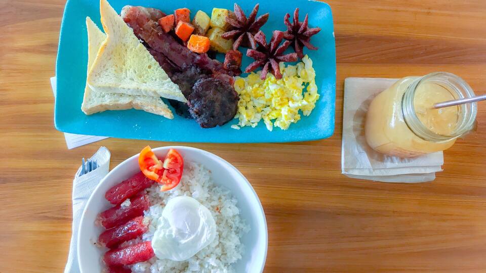 A Sunday brunch that brings good friends together.
When you feel that Chorizo Rice with poached egg isnât enough, you can always have the Bicester Breakfast on the side. What is it you ask? Wellll...itâs a breakfast platter of sausage, strips of bacon, potatoes and carrots, and toasted bread đ
And since we can truly feel the summer heat from this side of the world, pair this sumptuous meal with iced coffee đđŒ yum! đ oh, and they provided a stainless steel straw with this drink, Iâm loving this place already. gotta try this!
#TroverFoodies #ginnysjournal #Cebuseries #heavymeal