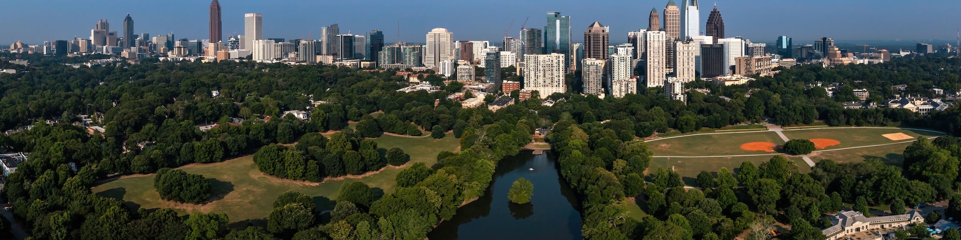 Un horizonte urbano con un río y zonas verdes.