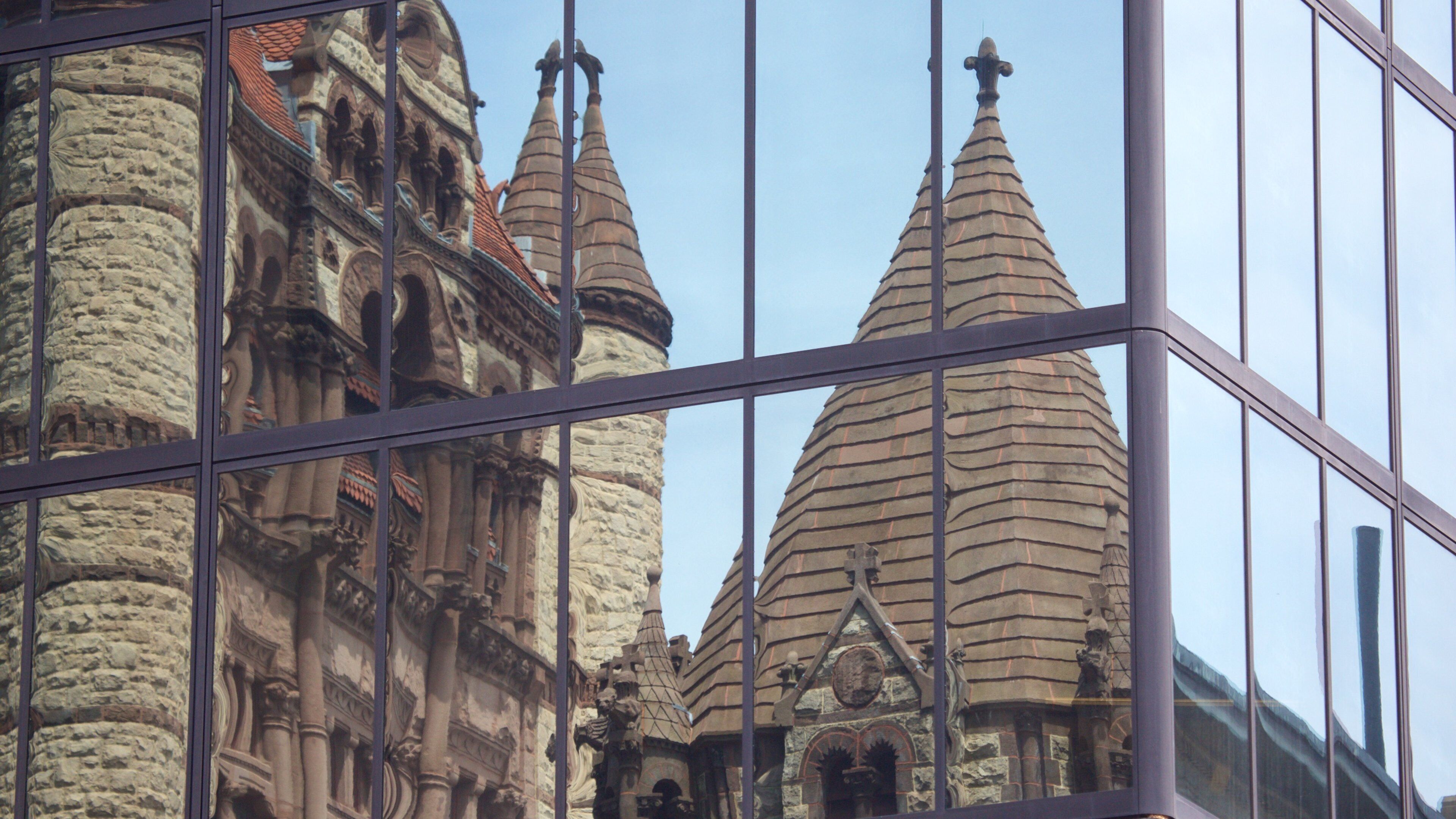 Un bâtiment historique aux murs de pierre et aux tours à flèche.