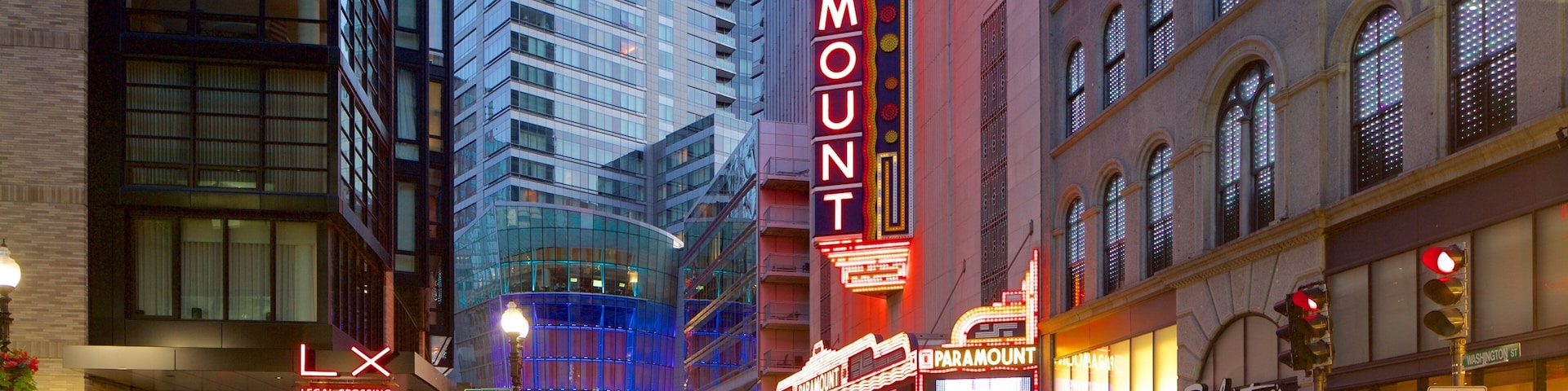 Distrito teatral ofreciendo escenas de noche y señalización