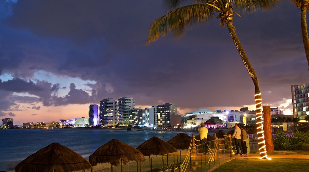 飯店區 其中包括 濱海小鎮, 夜景 和 一般的海岸景觀