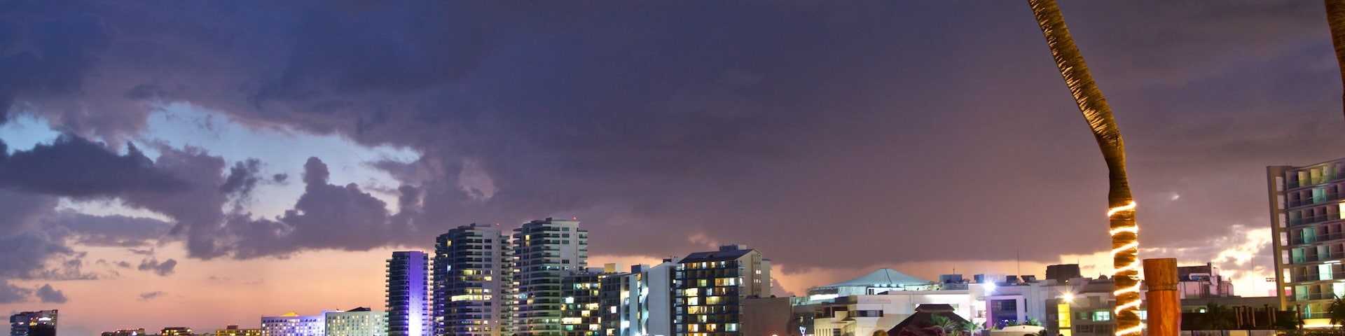 酒店區 呈现出 夜景, 綜覽海岸風景 和 海邊城市