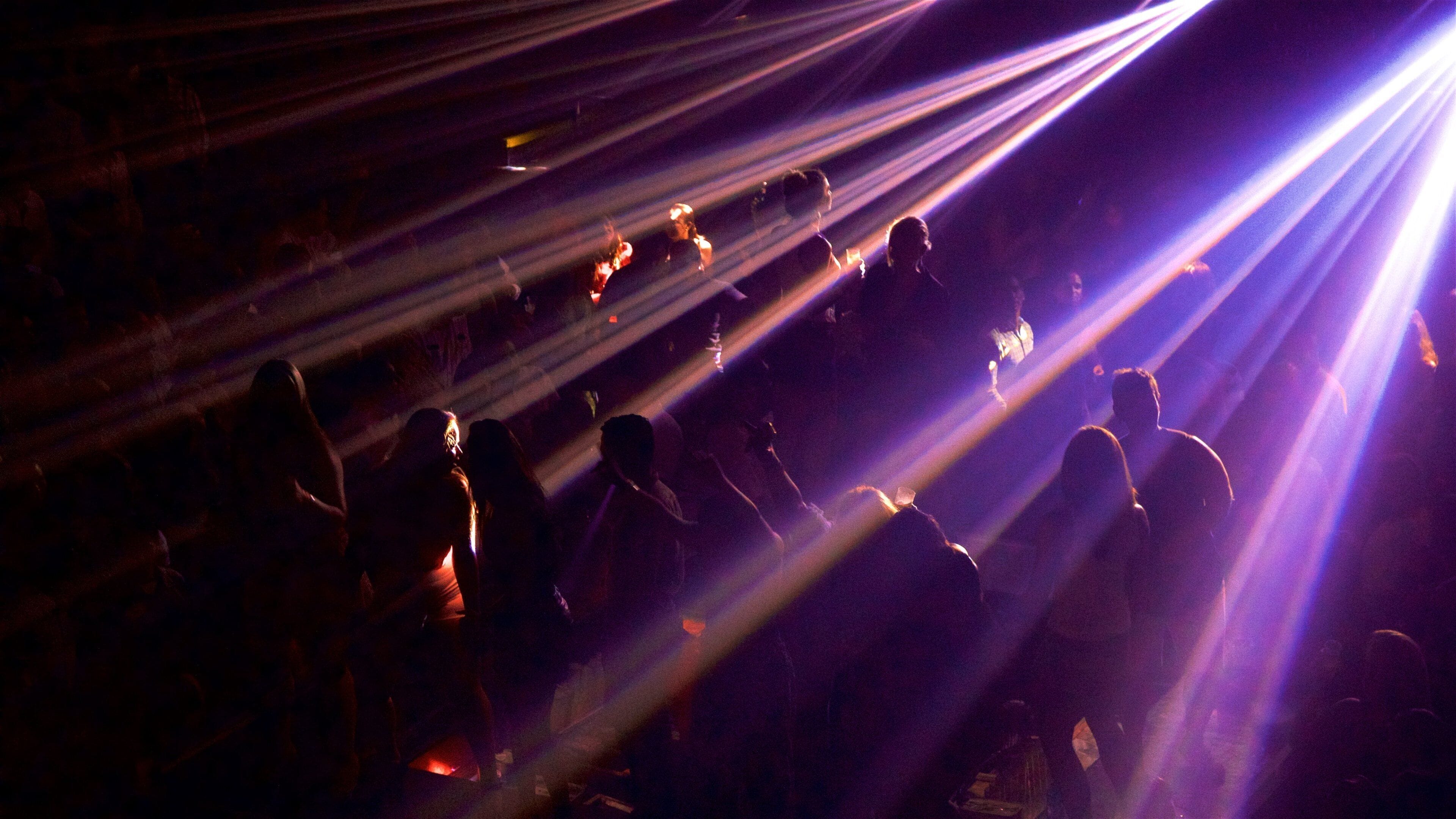 Zona Hotelera showing interior views and nightlife as well as a large group of people