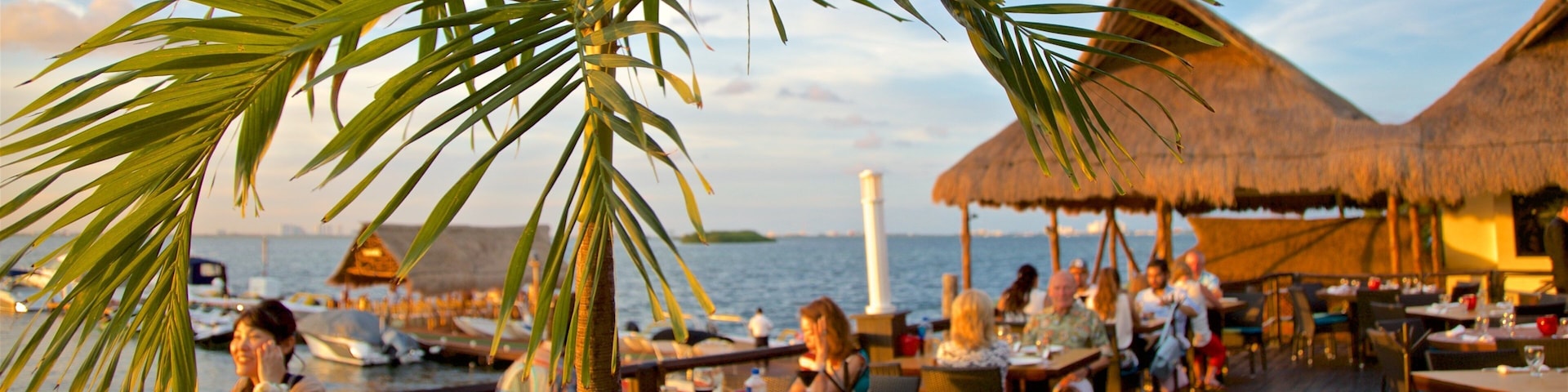 Zona de hoteles mostrando comidas al aire libre, escenas tropicales y restaurantes