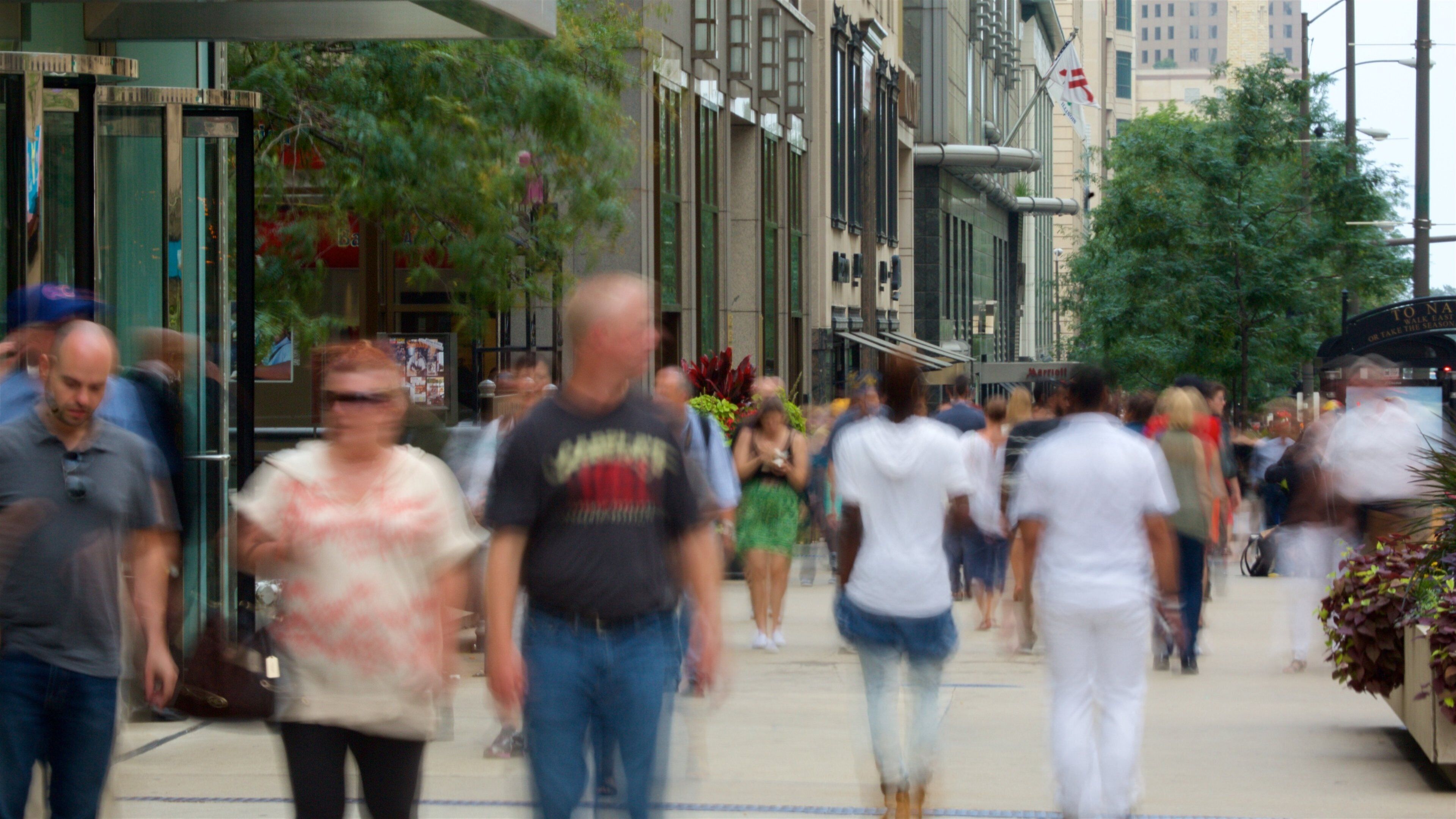 Magnificent Mile - River North which includes street scenes as well as a large group of people