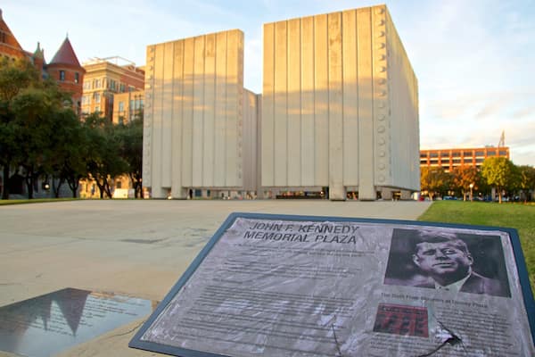 John F. Kennedy Memorial joka esittää kyltit
