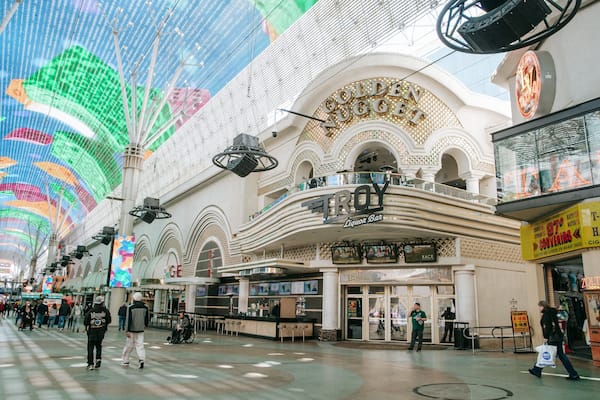 Et livligt indkøbscenter med en stor, detaljeret bygning, der viser et skilt med teksten "Golden Nugget".