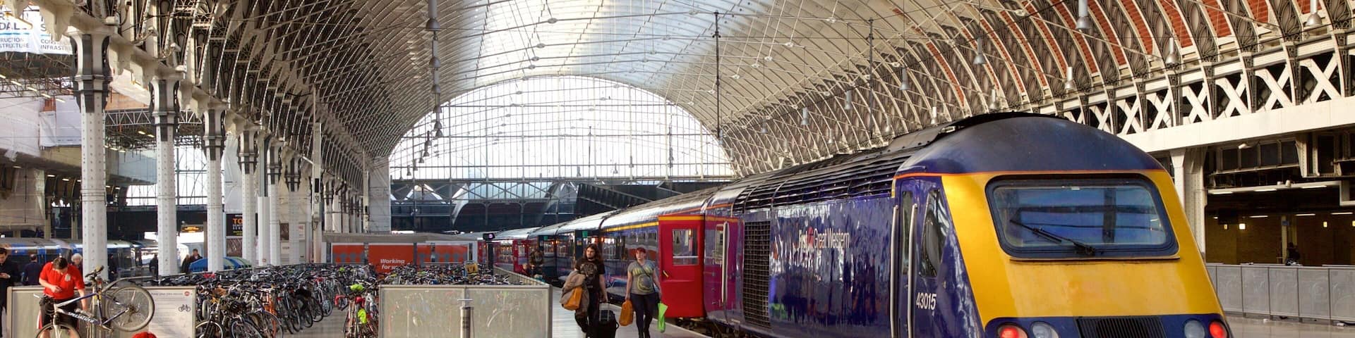 Paddington joka esittää sisäkuvat, rautatiehen liittyvät esineet ja vanha arkkitehtuuri