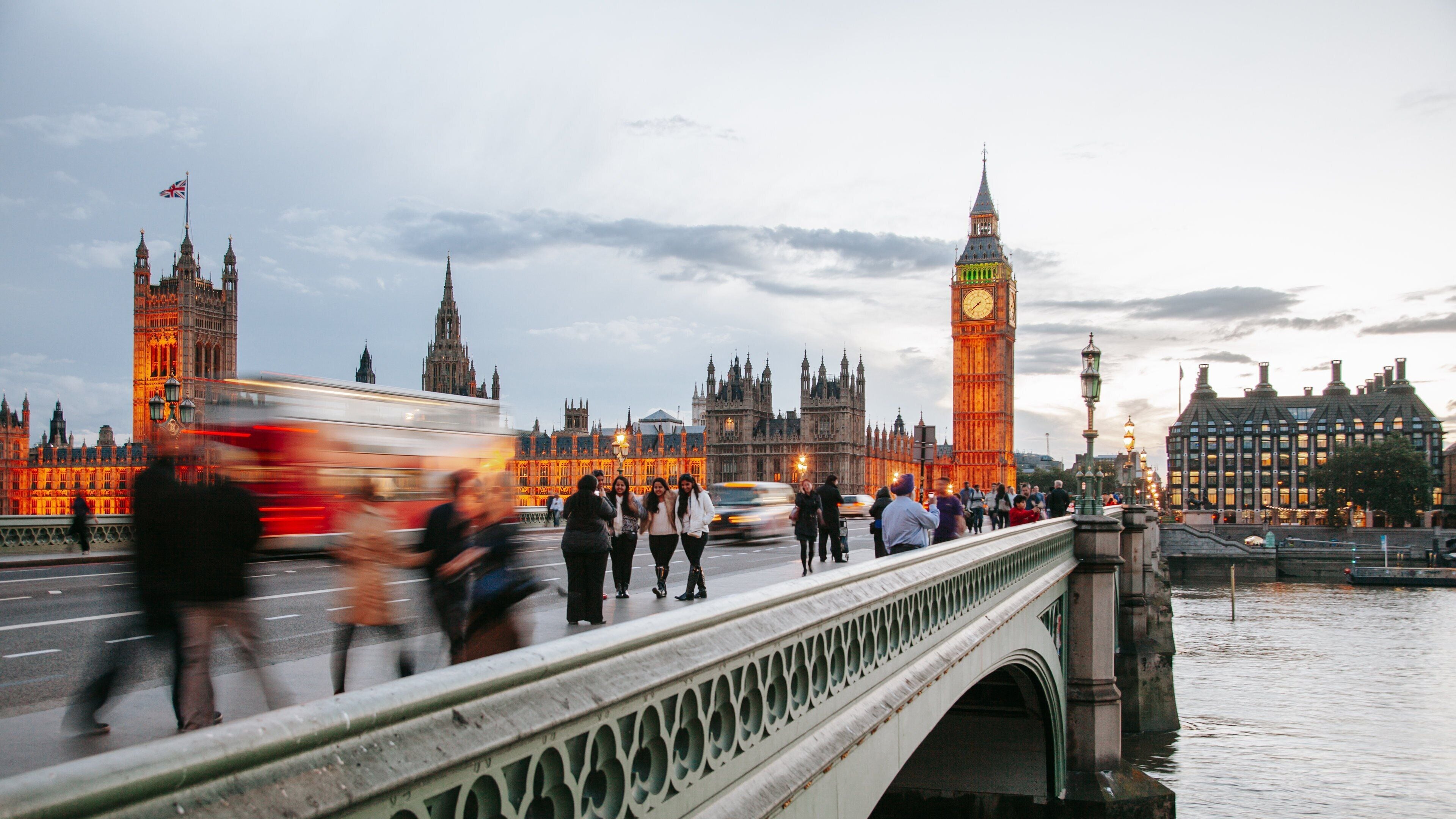 Victoria showing heritage architecture, street scenes and a monument