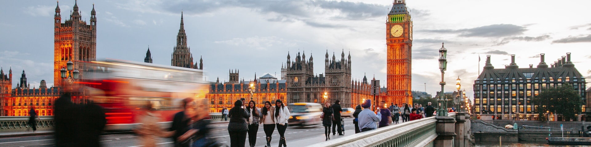 Victoria showing heritage architecture, street scenes and a monument