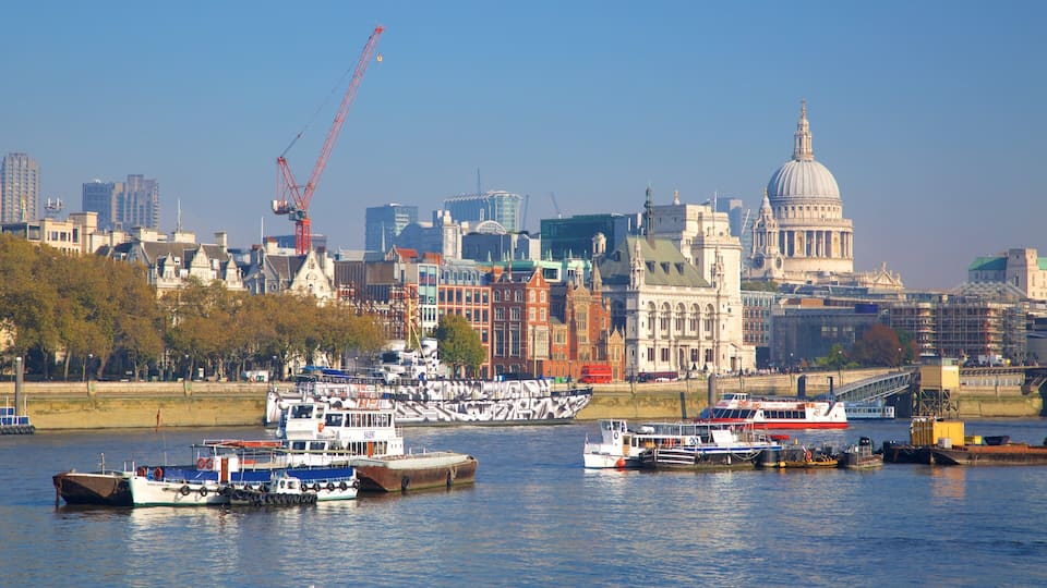 The City of London som viser en by, historiske bygningsværker og en flod eller et vandløb