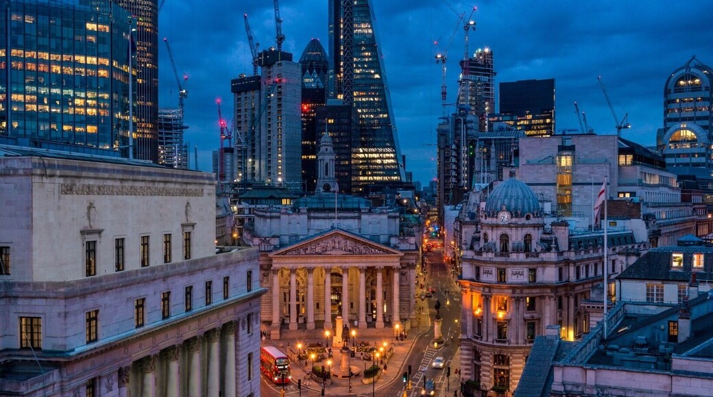 The view from into the city with all the skyscrapers. #london #bvscities
