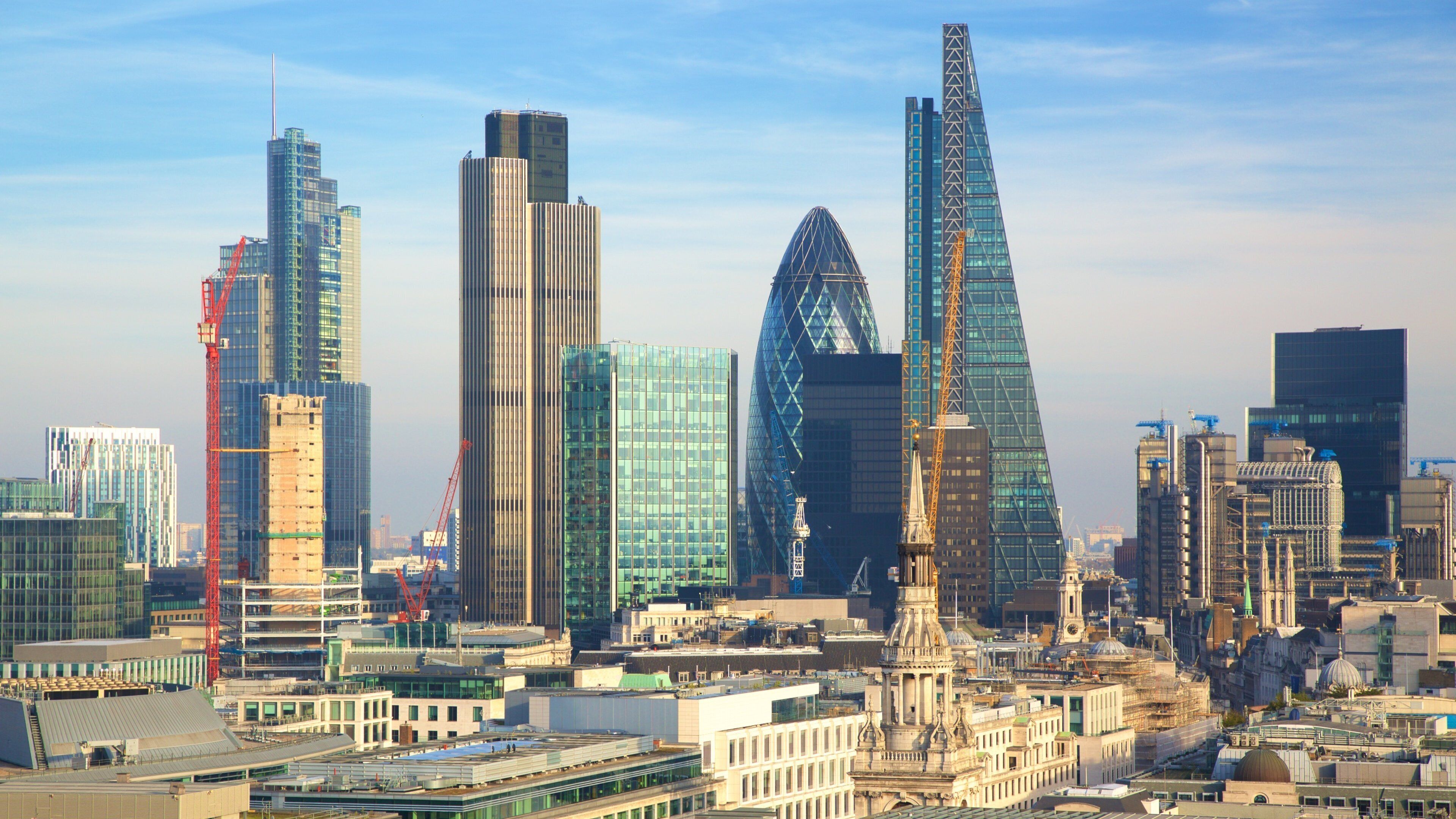 London stad som visar skyline, modern arkitektur och affärsdistrikt