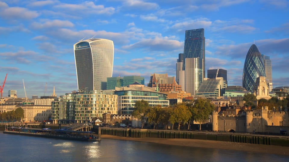 The City of London som omfatter historiske bygningsværker, en by og moderne arkitektur