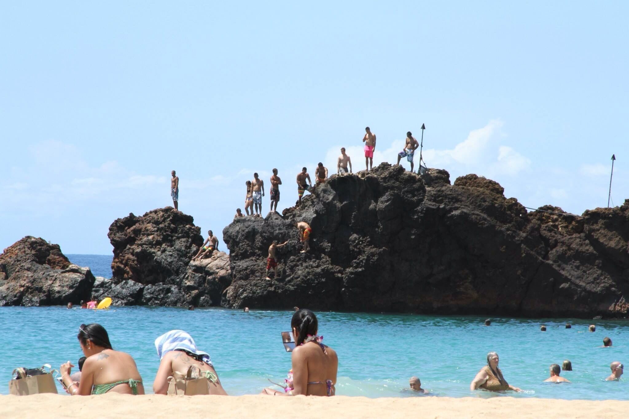 Black Rock is a popular spot in Maui for cliff diving. You can find the Black Rick at kaanapali Beach as it is the large lava rock which separates the beach in to two halves. Not only is Black Rovk popular amongst cliff divers ,but it even has a nite cliff diving shows.