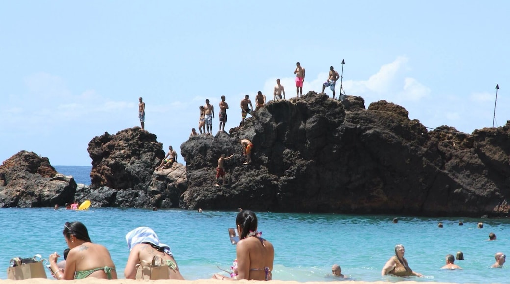 Black Rock is a popular spot in Maui for cliff diving. You can find the Black Rick at kaanapali Beach as it is the large lava rock which separates the beach in to two halves. Not only is Black Rovk popular amongst cliff divers ,but it even has a nite cliff diving shows.
