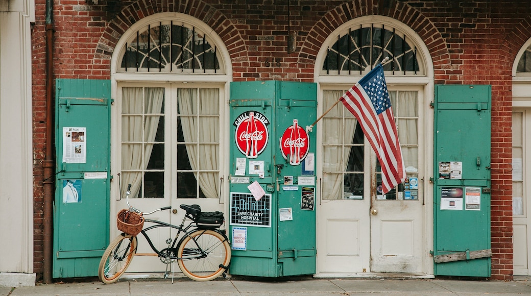 Arts/Warehouse District showing signage