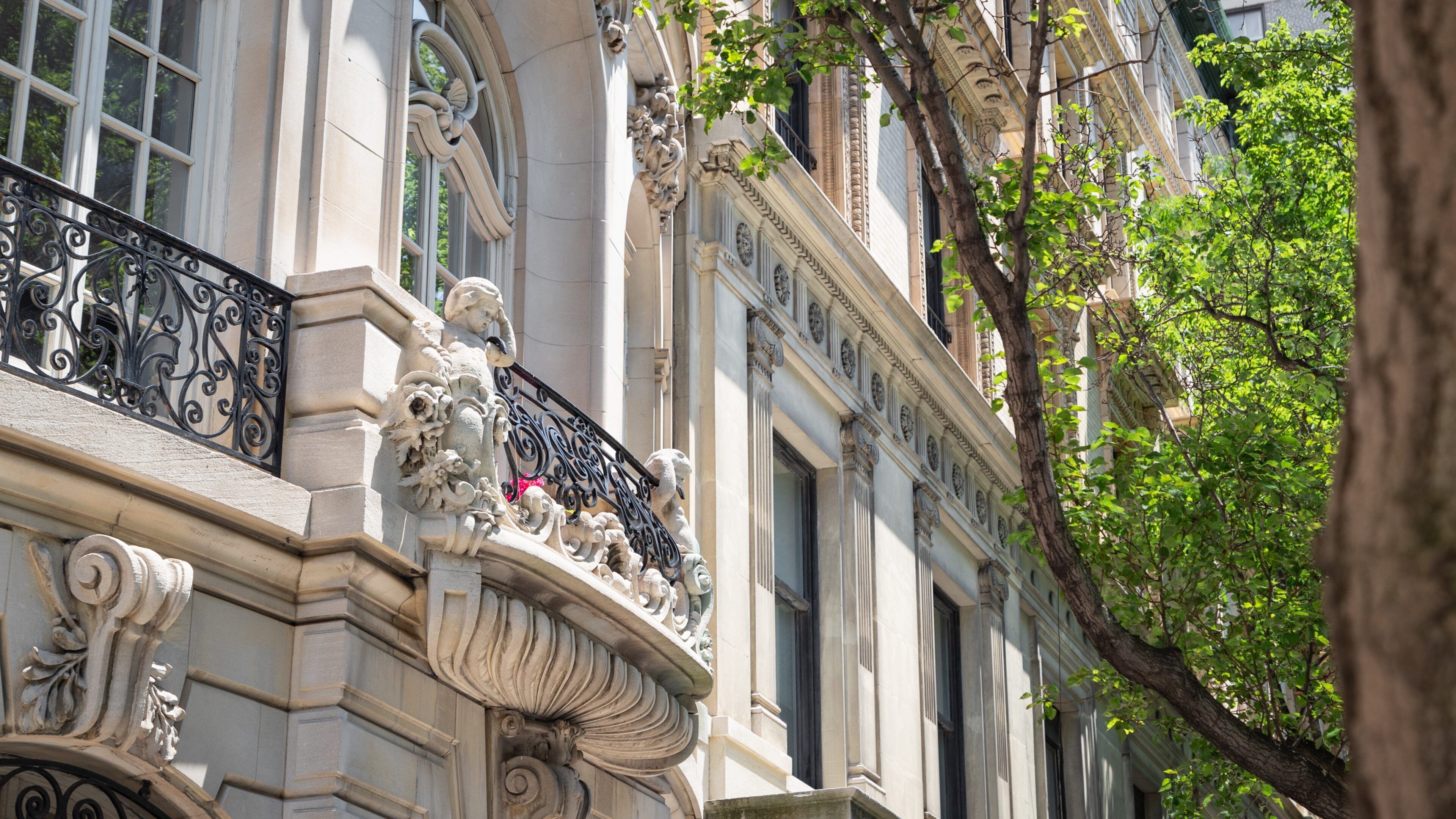 Upper East Side showing heritage elements