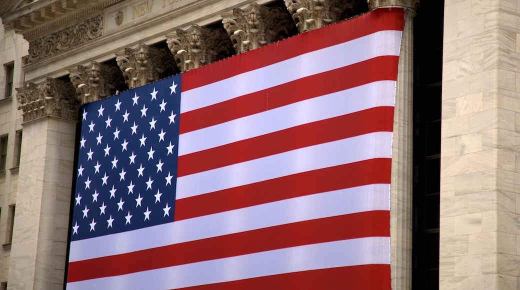 Wall Street - Quartier financier mettant en vedette bâtiment public et vues de la ville