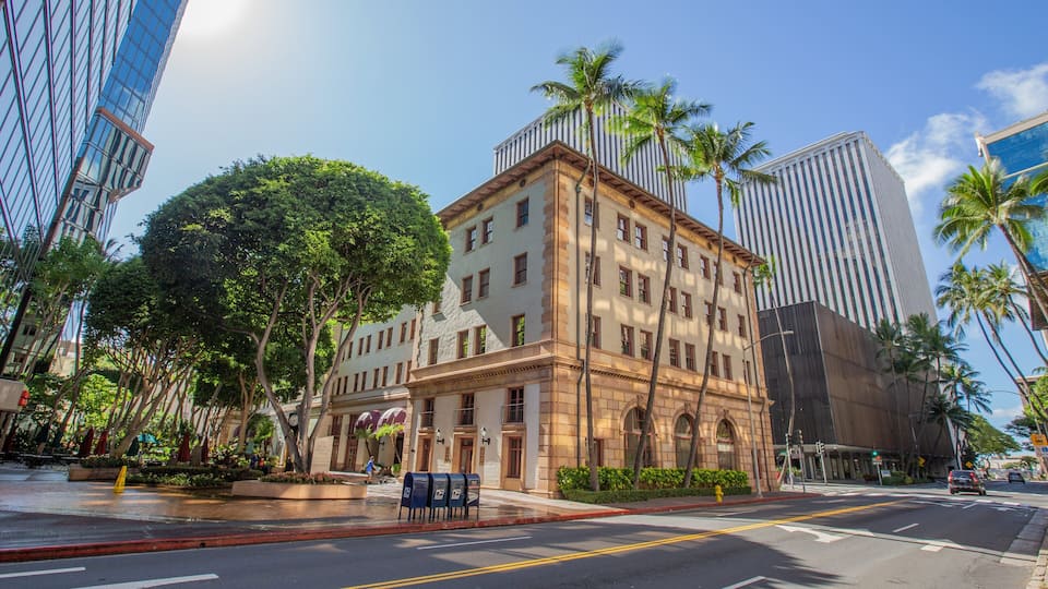 Downtown Honolulu which includes heritage architecture and a city