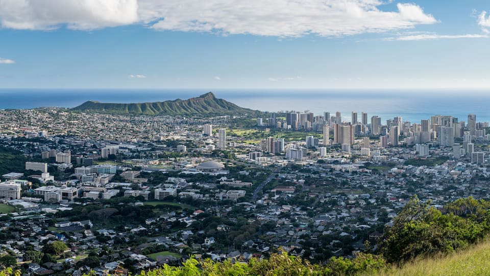 Wide panoramic image of Waikiki, Honolulu and Diamond Head from the Tantalus Overlook on Oahu, Hawaii