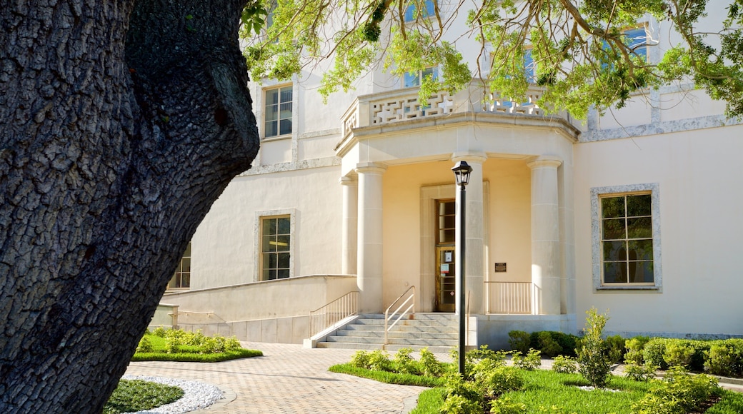 Downtown Orlando which includes a house