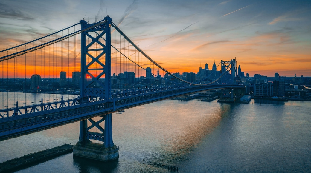 The Benjamin Franklin Bridge over the Delaware River and view of the skyline in Philadelphia, Pennsylvania