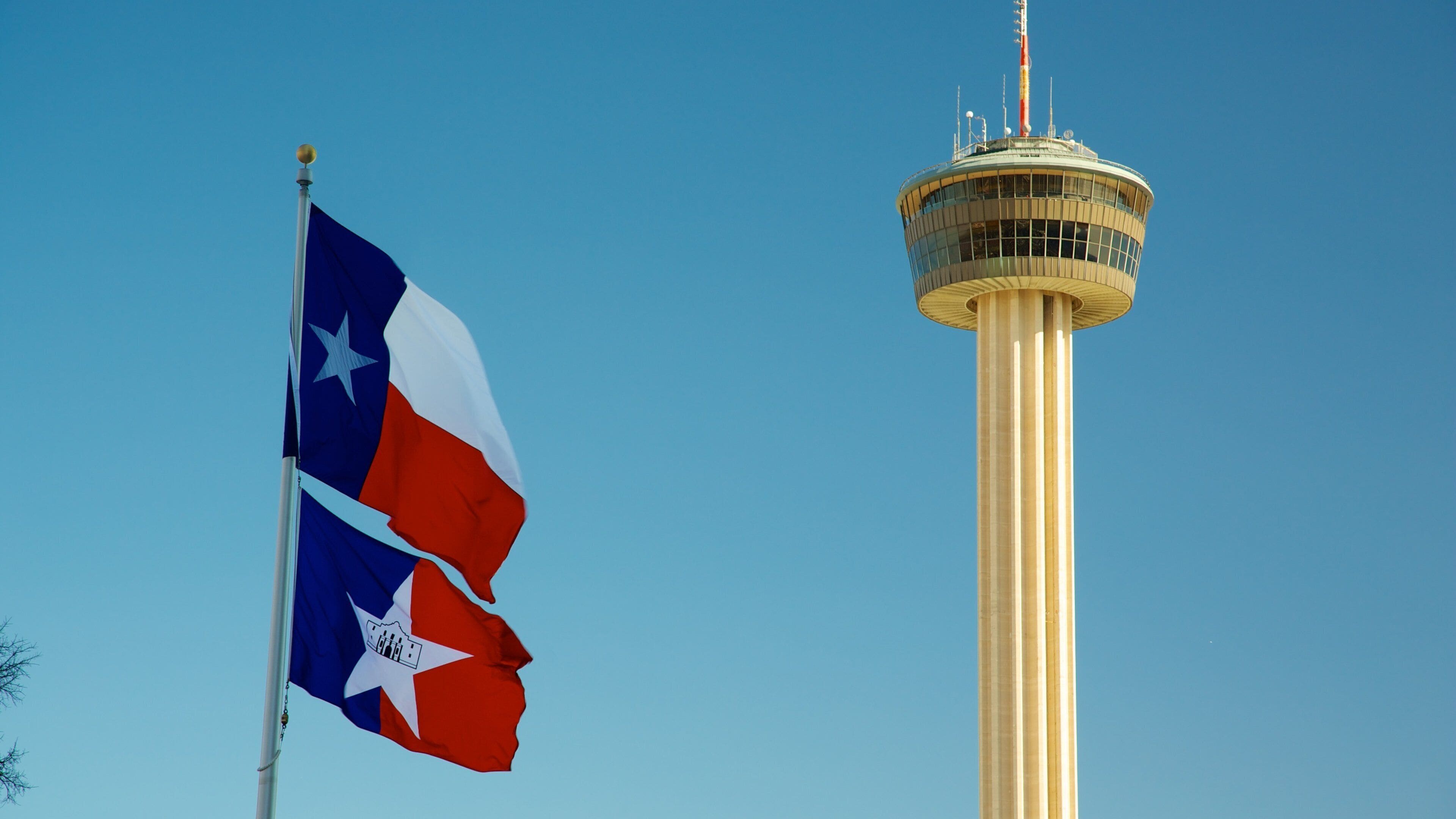 Un mât sur lequel flotte le drapeau de l’État du Texas et une haute tour surmontée d’une plateforme d’observation circulaire.