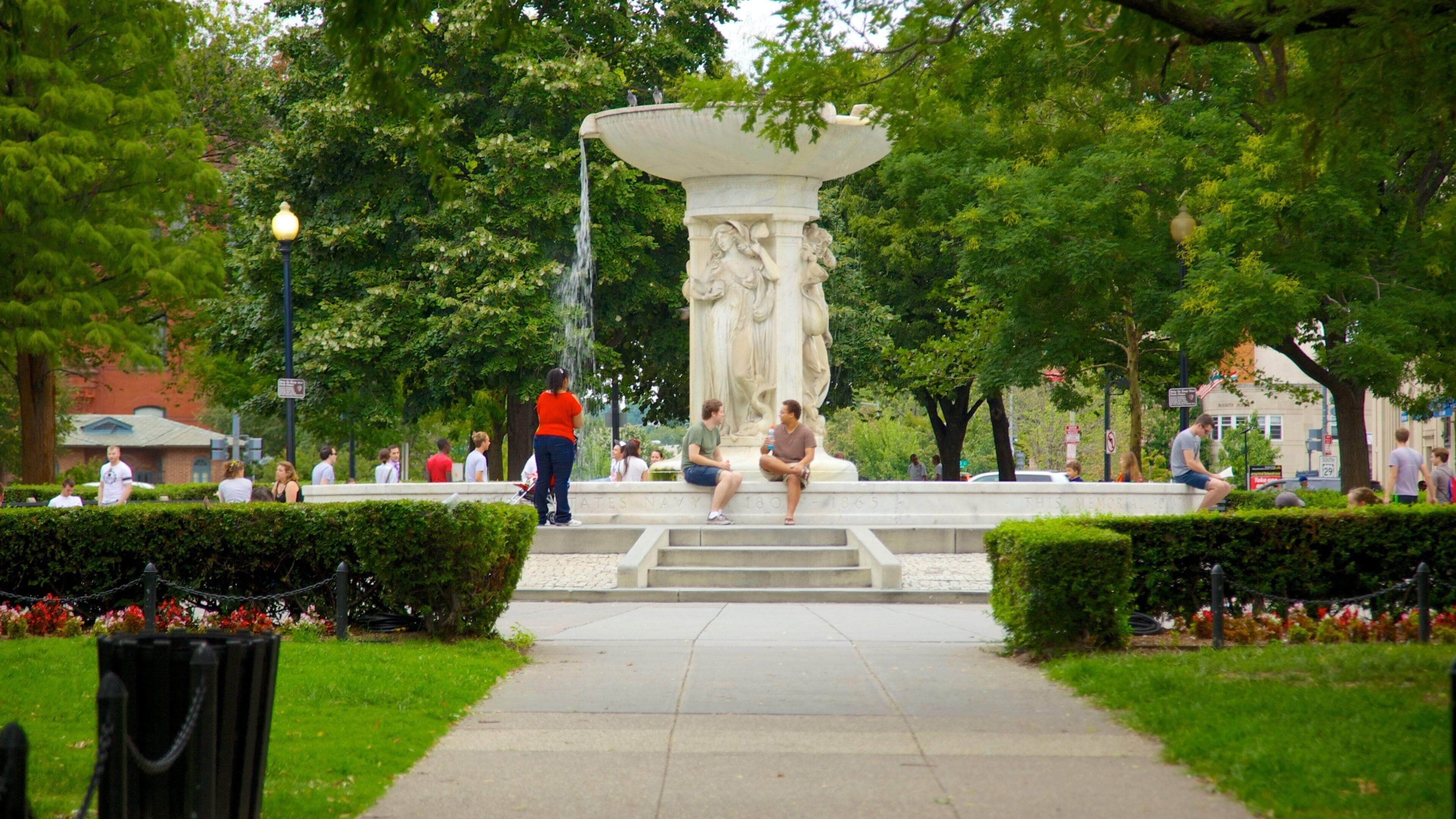 Dupont Circle trong đó bao gồm khu vườn, nghệ thuật đường phố và đài phun nước