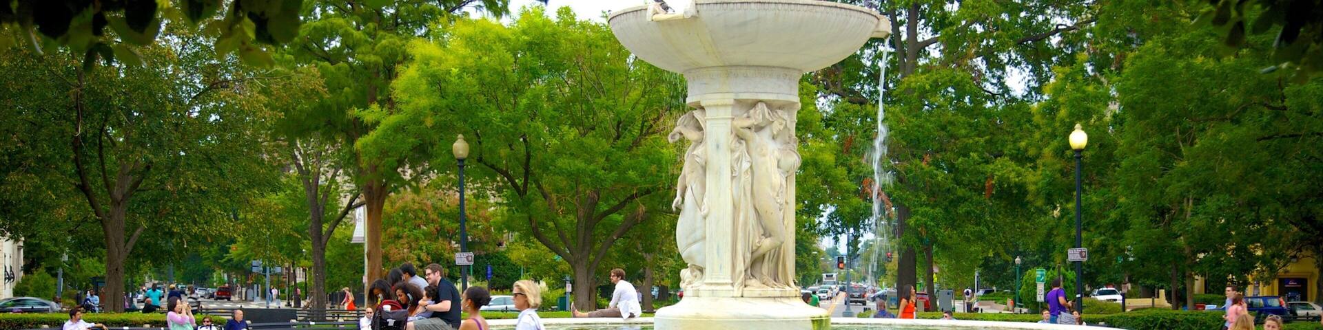 Dupont Circle johon kuuluu lähde, monumentti ja puisto