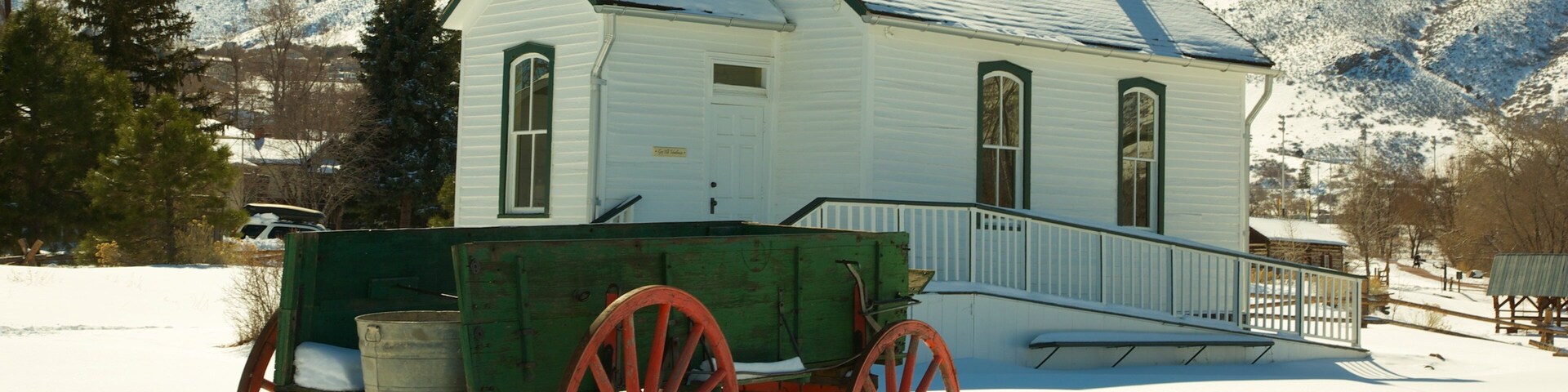 Golden mostrando nieve, una casa y montañas
