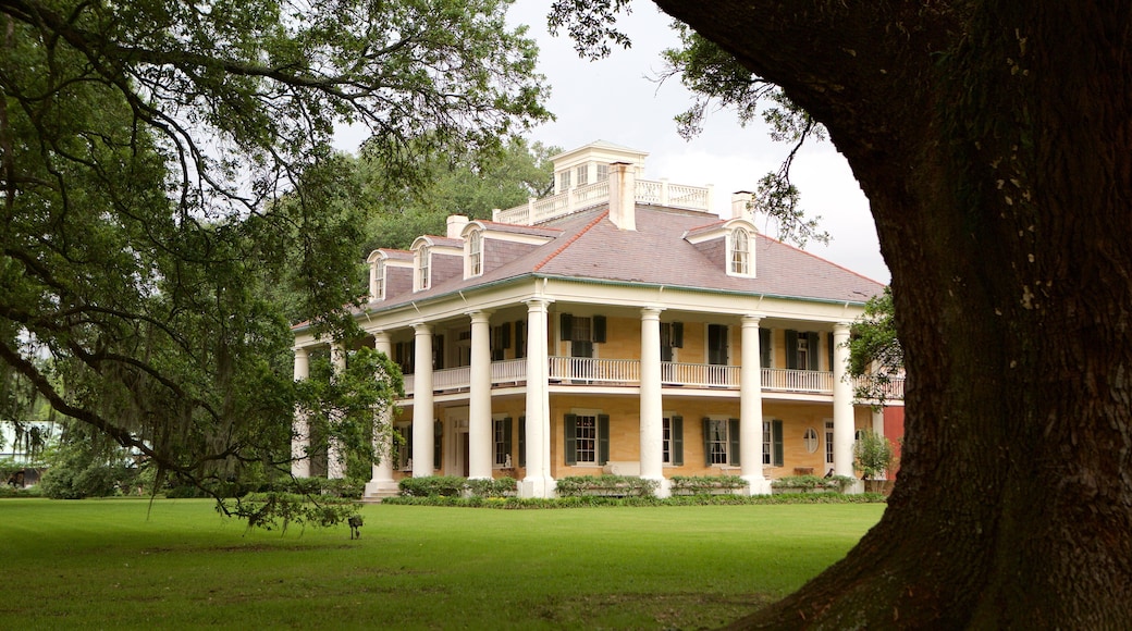 Gonzales showing a park