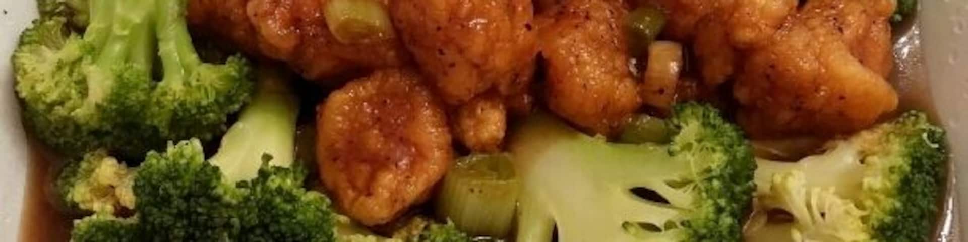 Fried scallops and broccoli in a spicy black pepper sauce. Really good! You have to be a super fan of black pepper before digging in!