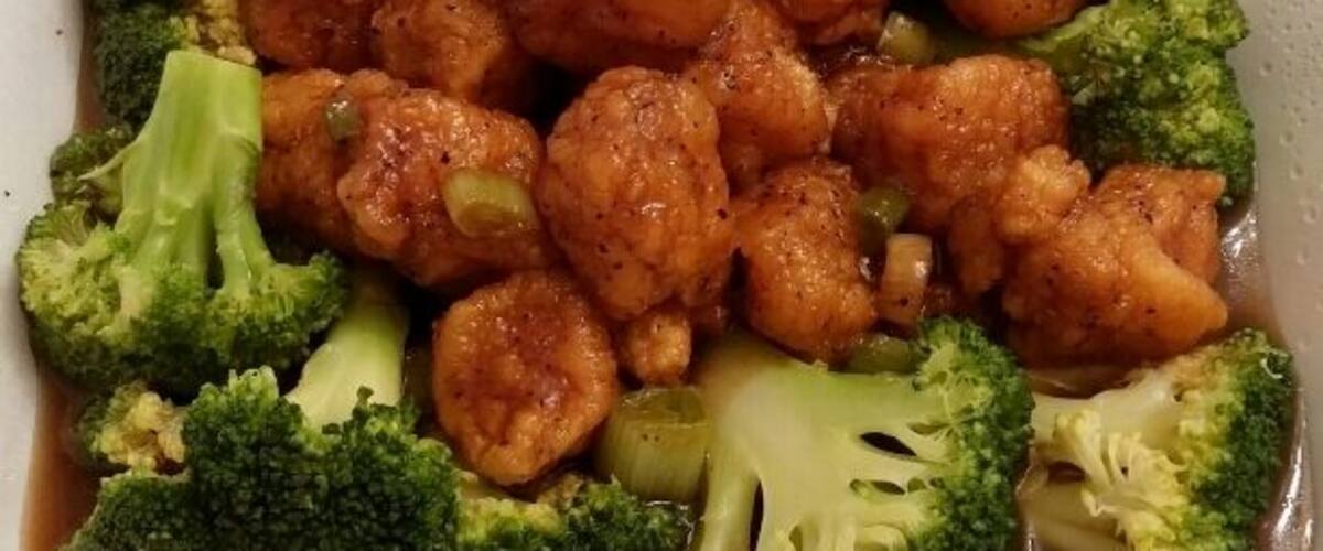 Fried scallops and broccoli in a spicy black pepper sauce. Really good! You have to be a super fan of black pepper before digging in!