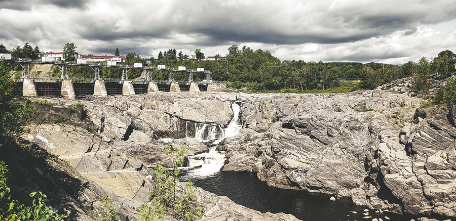 The Falls & Gorge walk is approximately 5 KM depending where you start. Along the path you can find geocaching, a nice picnic area, and a place that you can pay a small fee to take over 200+ stairs to different sections of the gorge below. Depending on whether you take photos or walk right through, I easily spent 3 hours here. The paths are not wheelchair friendly in many areas, but there are sections where you can drive up to and look down. In this particular area you can zipline over the gorge if you're brave enough. Me... not so much.