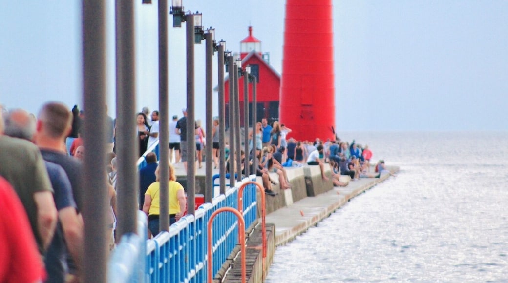 Brilliant Red attracts even the most curious tourists.