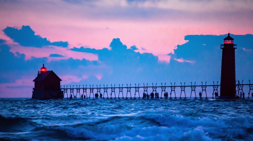 Grand Haven beach and Pier was absolutely beautiful place all year round to visit. It was busy but it’s worth it. Go during sunset is my best time to enjoy the wonderful colors.