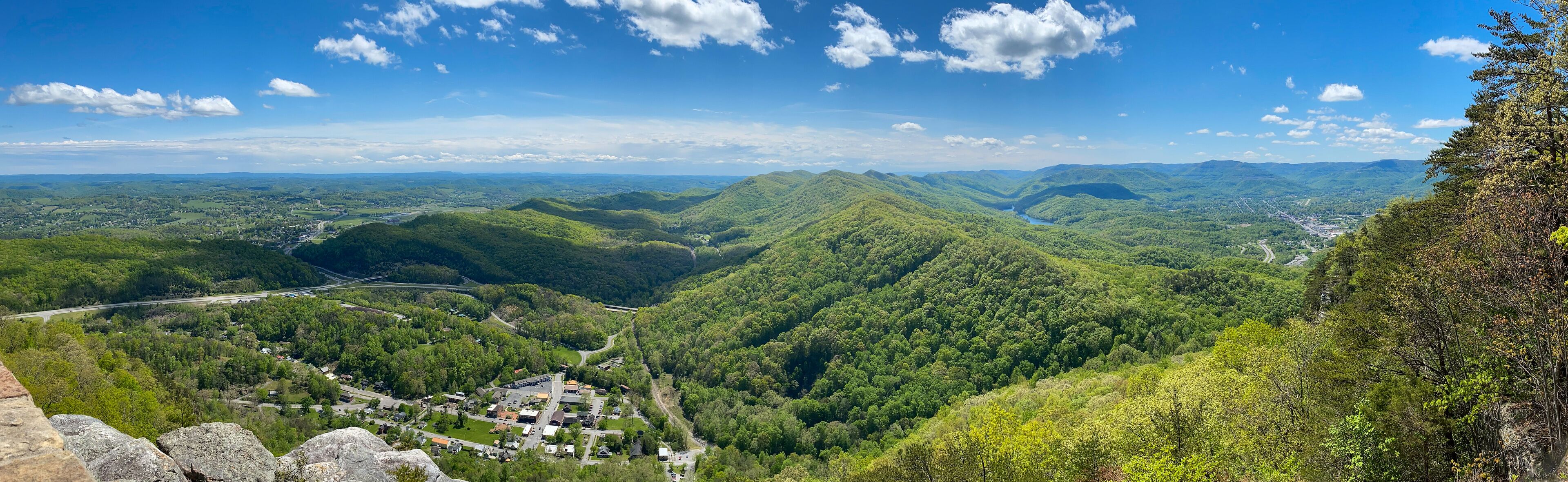 Cumberland Gap through Cumberland Mountains, within Appalachian Mountains. Tripoint of Kentucky, Virginia, and Tennessee. Cumberland Gap National Historical Park. Pinnacle Overlook at key passageway. 