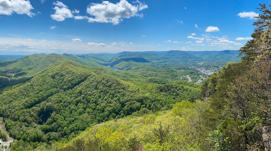 Cumberland Gap through Cumberland Mountains, within Appalachian Mountains. Tripoint of Kentucky, Virginia, and Tennessee. Cumberland Gap National Historical Park. Pinnacle Overlook at key passageway.
