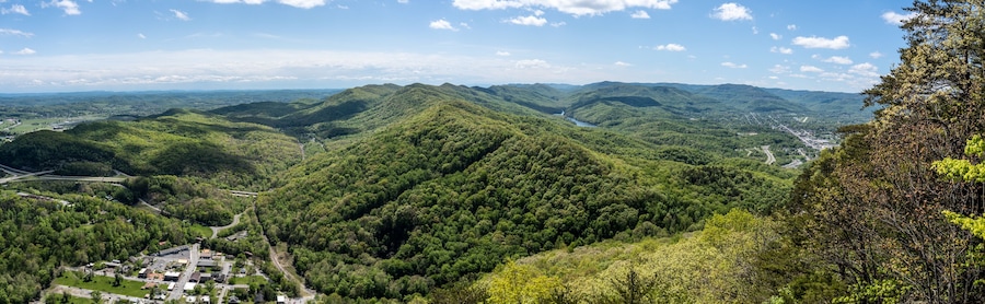 Cumberland Gap through Cumberland Mountains, within Appalachian Mountains. Tripoint of Kentucky, Virginia, and Tennessee. Cumberland Gap National Historical Park. Pinnacle Overlook at key passageway.