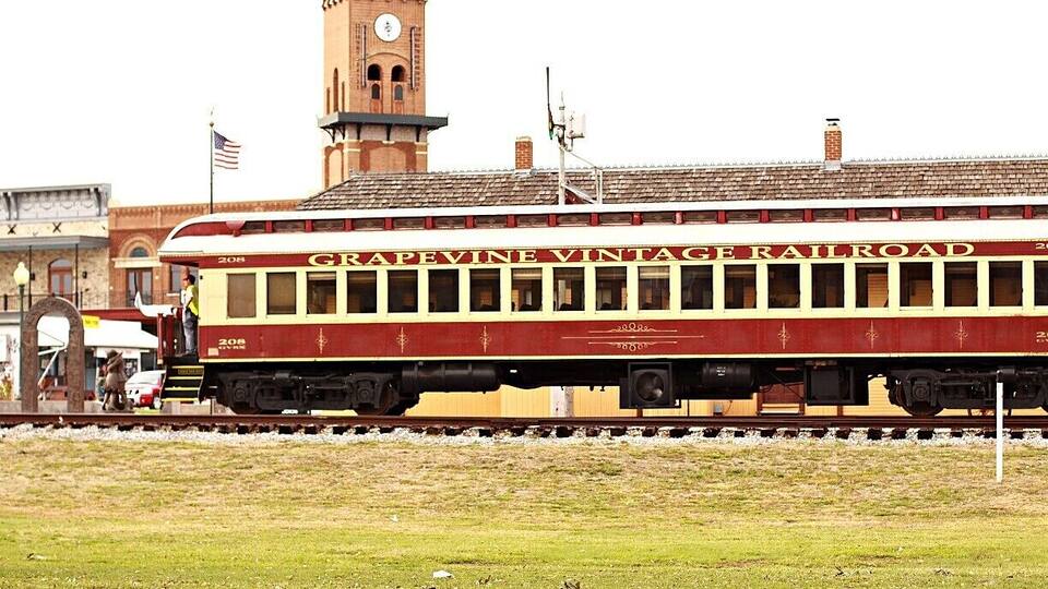 Lovely train ride in a steam engine to Fortworth to see historic downtown Fortworth. Lovely ride with air conditioned bogeys. One of the compartments has train themed puzzles and games for kids to play.
#localgem