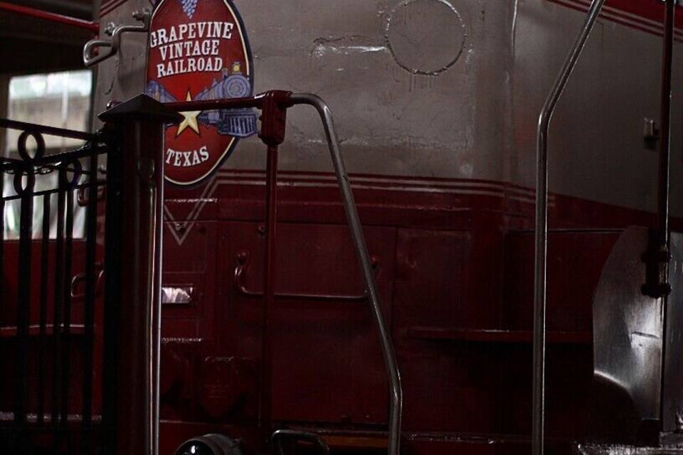 Un vagón de tren antiguo del Ferrocarril Vintage de Grapevine, con el número 2199.