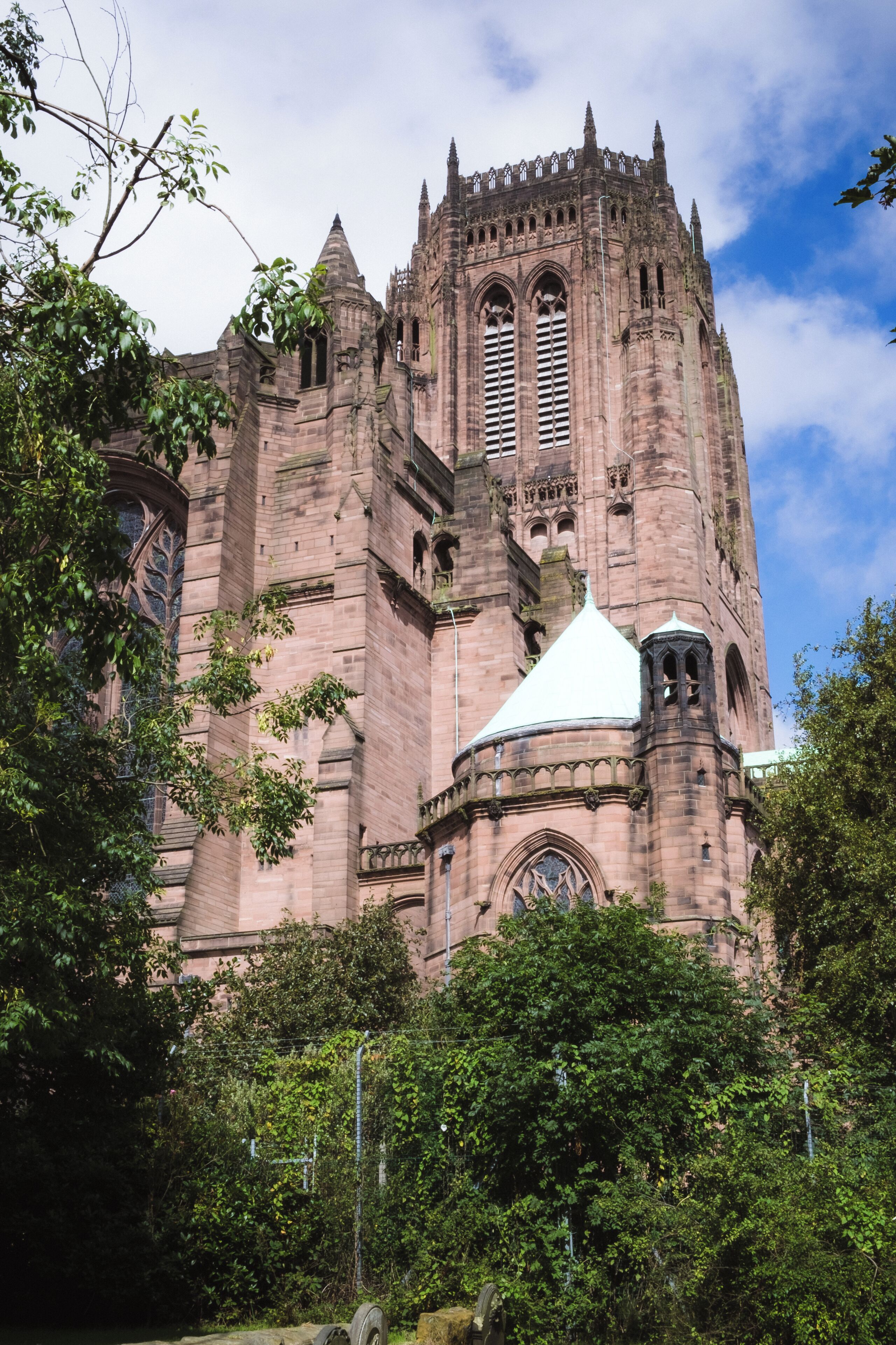 Une grande église historique, dotée d’un clocher imposant et d’un dôme blanc.