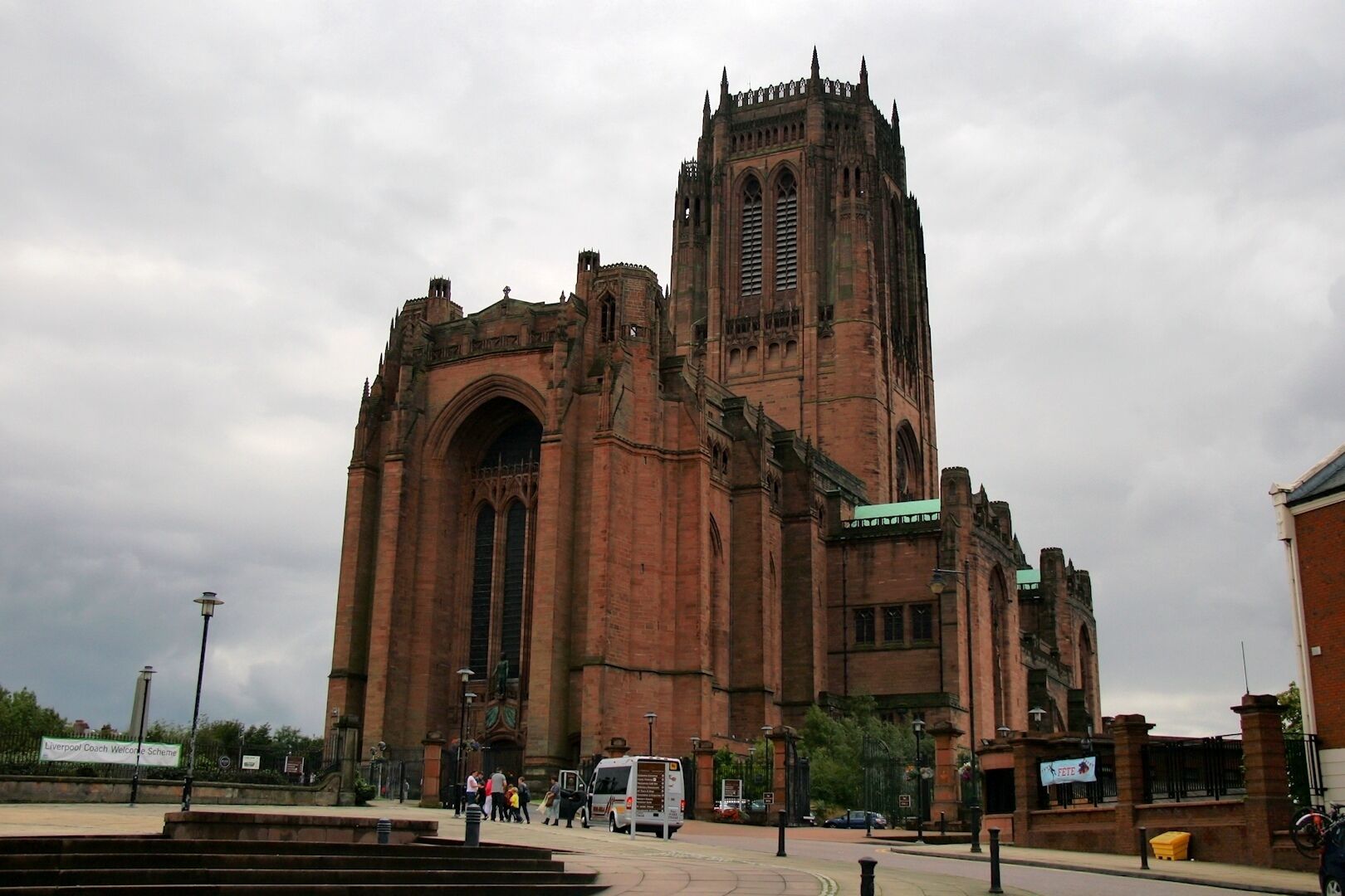 Una catedral de ladrillo grande e histórica, con una torre alta y ventanas en arco.