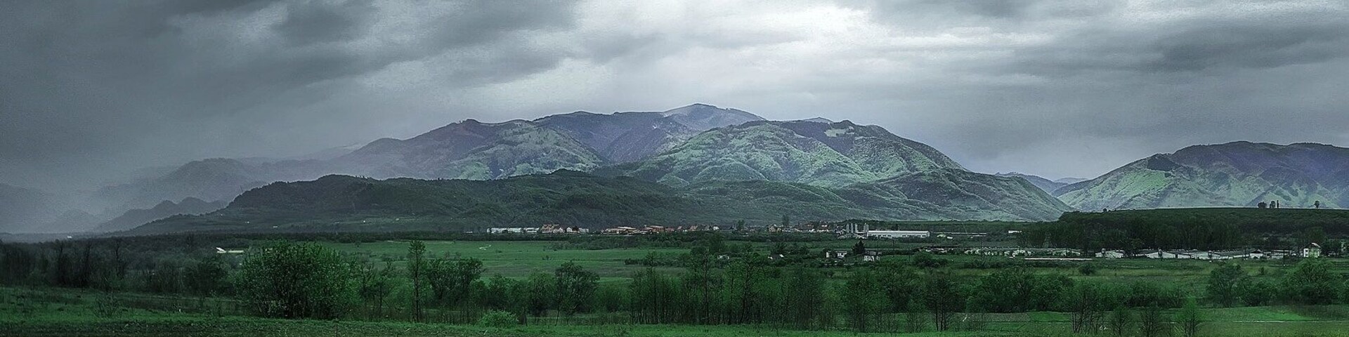 That time I went road tripping through #transylvania during a thunderstorm.
#travel #green #colorful #roadtrip