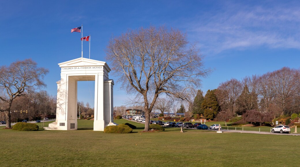 The peace arch border. Peace arch border between Canada and USA represent the world's longest undefended border.