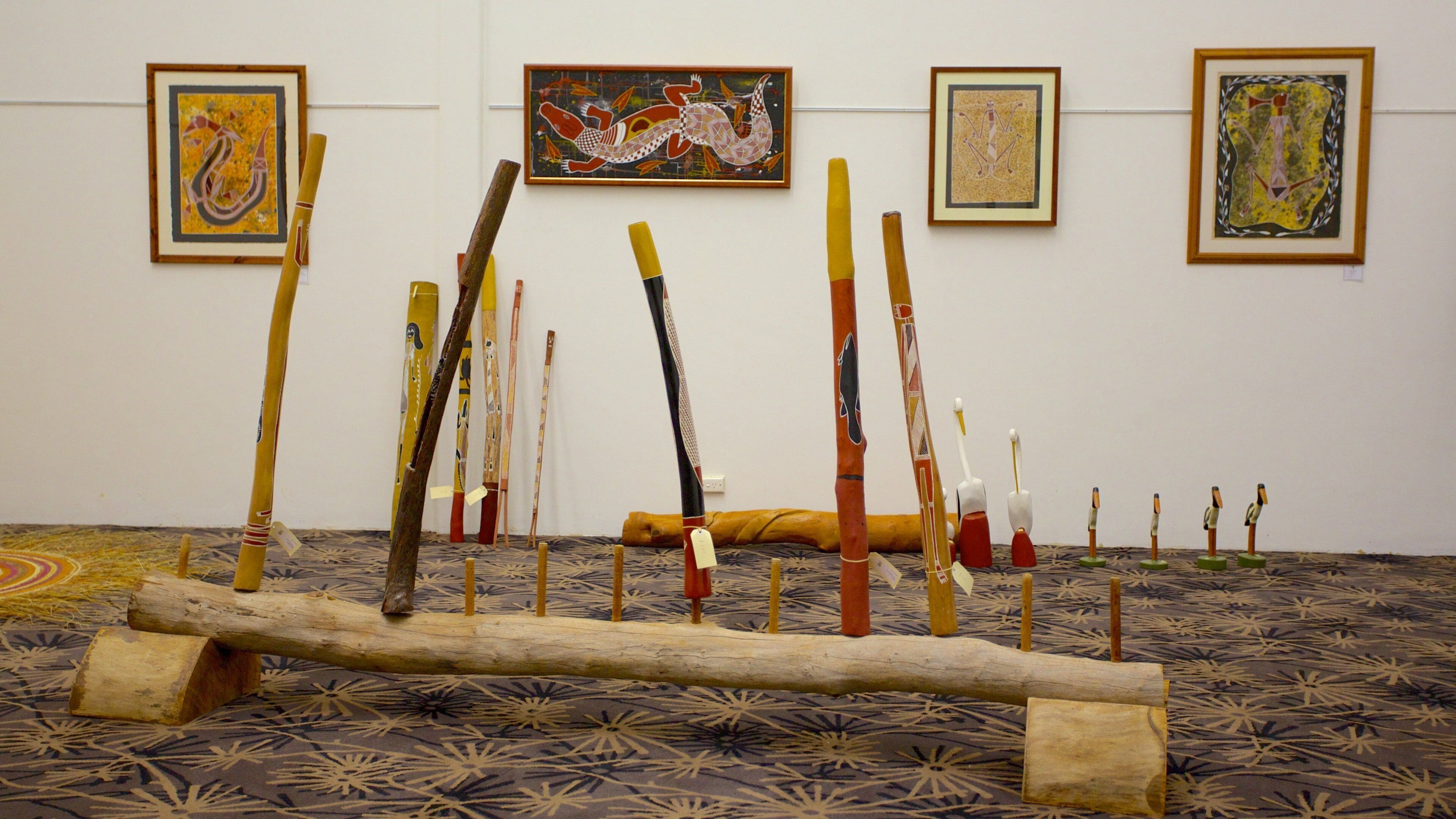 Jabiru som viser kunst