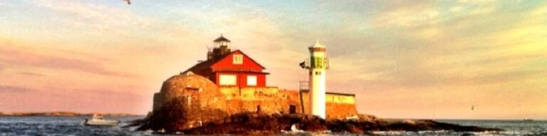 Böttö is located in the Göteborg harbor, with a house and a lighthouse. It was introduced mid 1800 and was occupied year round. In fog, a fog bell sounded every two minutes around the clock and the family had to pull a wire from the watch to the bed to get this done. Böttö is now possible to rent for conferences, kick-off and small for 30 ppl up to a day.
I wish I had this as a summer house =)