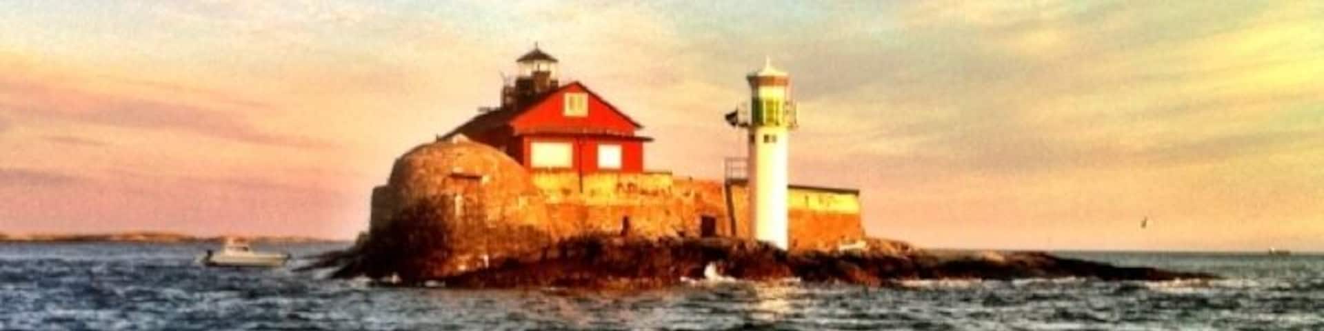 Böttö is located in the Göteborg harbor, with a house and a lighthouse. It was introduced mid 1800 and was occupied year round. In fog, a fog bell sounded every two minutes around the clock and the family had to pull a wire from the watch to the bed to get this done. Böttö is now possible to rent for conferences, kick-off and small for 30 ppl up to a day.
I wish I had this as a summer house =)